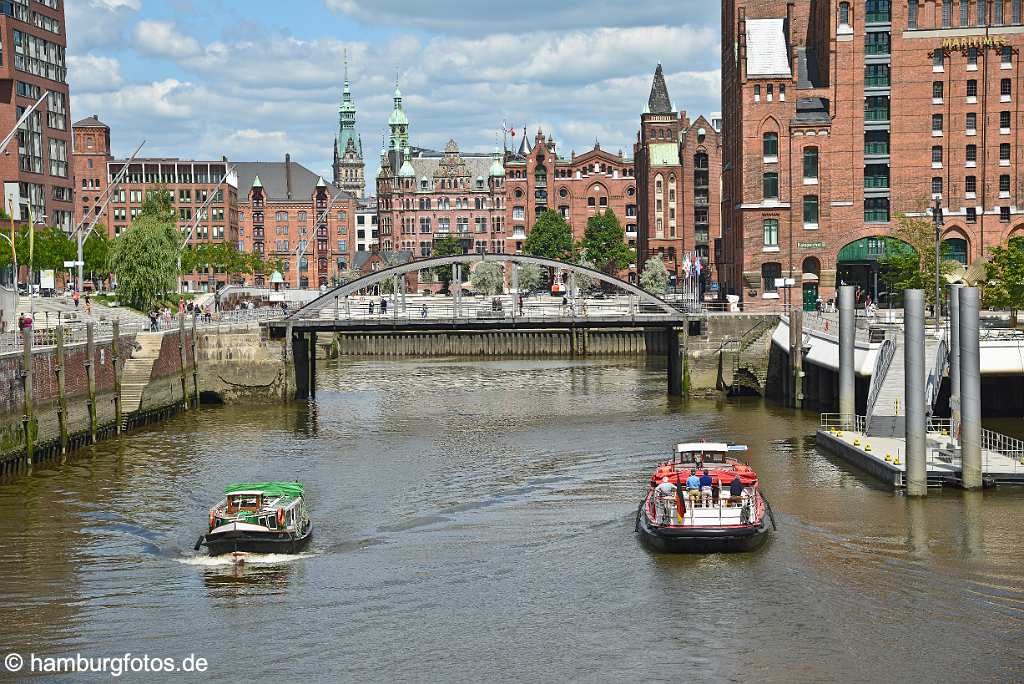 id521839 Magdeburger Hafen, hinten die Hamburger Innenstadt