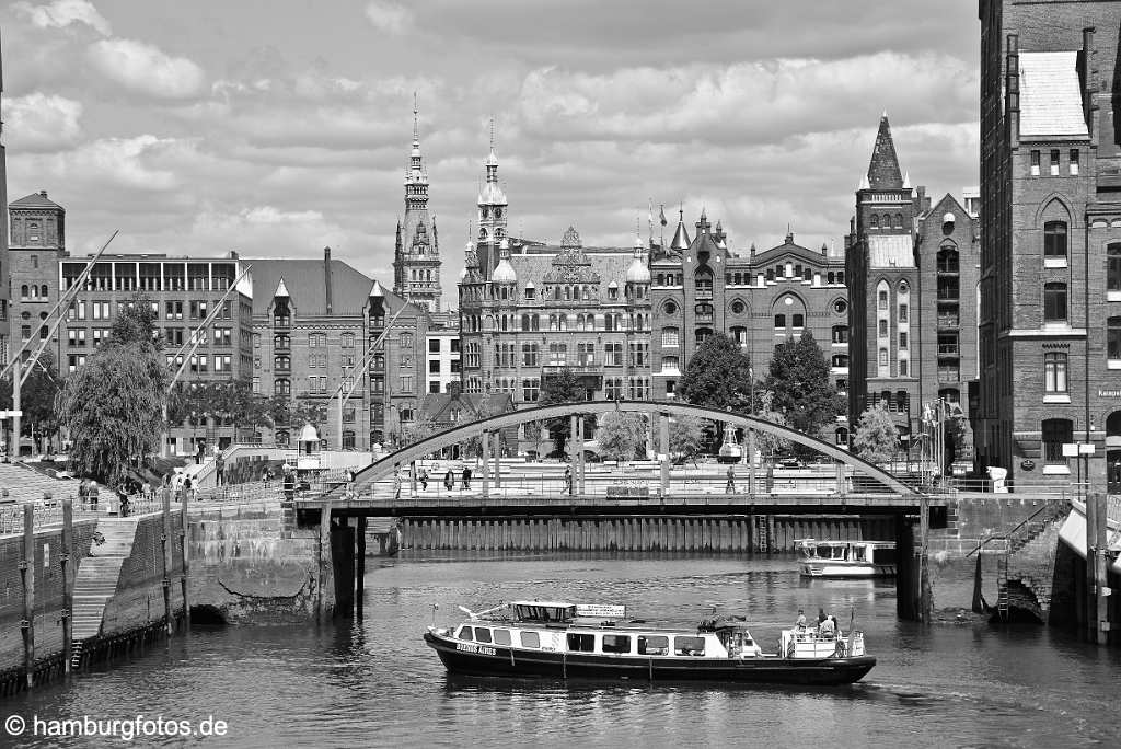 id521844_SW Magdeburger Hafen mit Barkasse, hinten Speicherstadt und Rathausturm in schwarzweiss