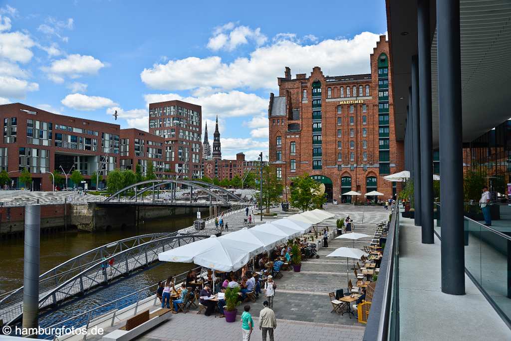 id521871 Osakaalle, Stürtebeker Ufer mit Magdeburger Hafen und Aussengastronomie