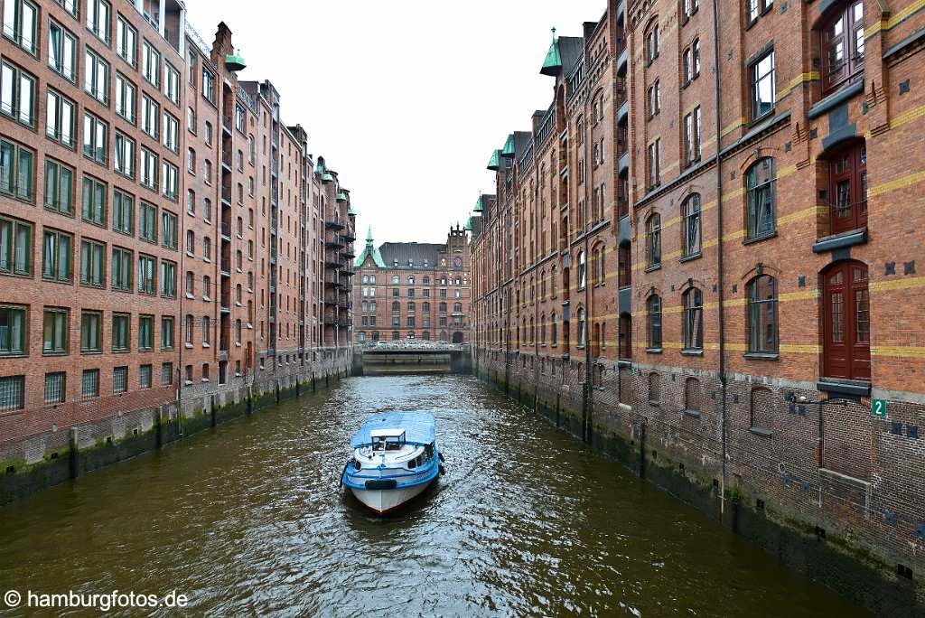 id521909 Die historische Hamburger Speicherstadt, Fleet mit Barkasse