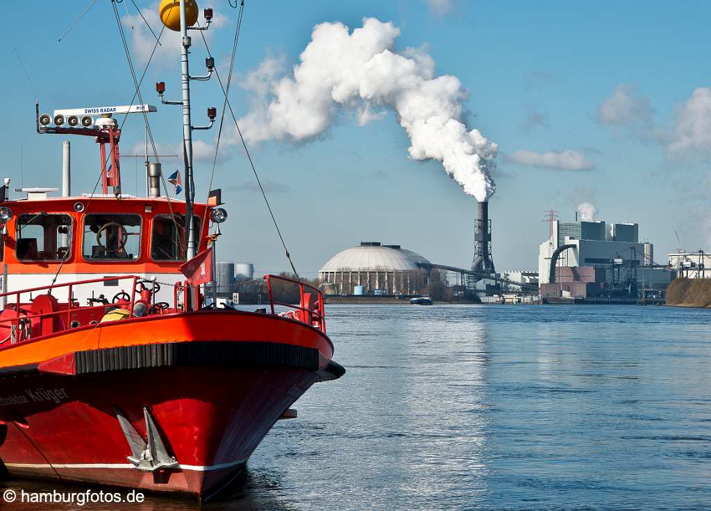 id522533 Feuerwehrboot, hinten Kohlkraftwerk Moorburg an der Süderelbe