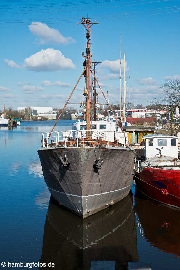 id522550 Harburger Hafen, Schiffswracks spiegeln sich