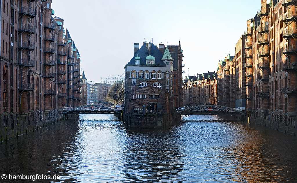 speicherstadt_36MP Die Hamburger Speicherstadt mit dem Wasserschlösschen am Wandrahmsfleet