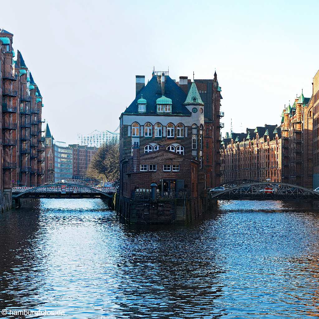 speicherstadt_36MP Die Hamburger Speicherstadt mit dem Wasserschlösschen am Wandrahmsfleet