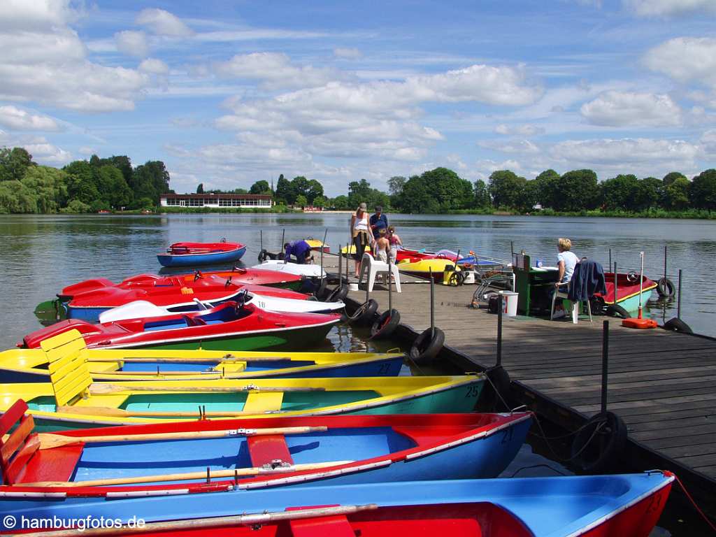 id100414 Schleswig-Holstein, Ruderboote, Trettboote am Bootsanleger, Barmstedt.