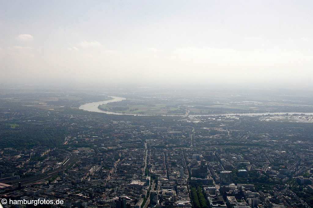 id107813 Düsseldorf am Rhein aus der Vogelperspektive | Duesseldorf from a bird's eye view , aerial photography, aerial picture, aerial pictures, air photo, air photos, bird's eye view, Düsseldorf, Duesseldorf, Germany, Luftbild, Luftbilder, Nordrhein-Westfahlen, Rhein, Vogelperspektive