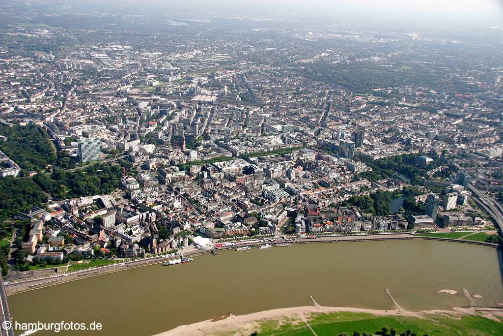 id107815 Düsseldorf am Rhein aus der Vogelperspektive | Duesseldorf from a bird's eye view , aerial photography, aerial picture, aerial pictures, air photo, air photos, bird's eye view, Düsseldorf, Duesseldorf, Germany, Luftbild, Luftbilder, Nordrhein-Westfahlen, Rhein, Vogelperspektive