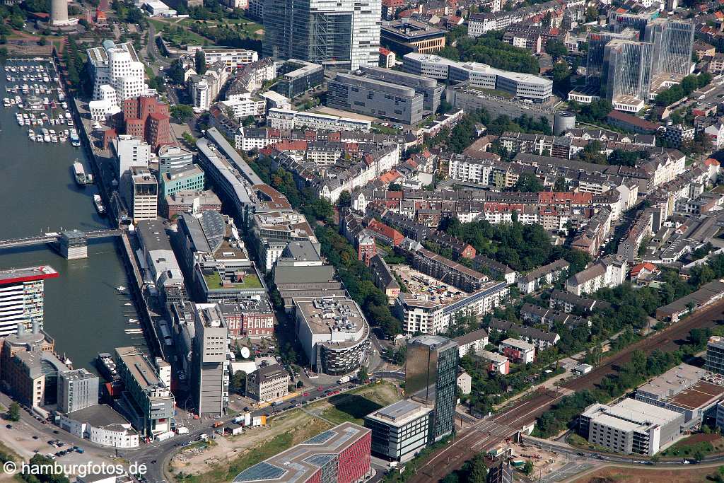 id107825 Düsseldorf am Rhein aus der Vogelperspektive | Duesseldorf from a bird's eye view , aerial photography, aerial picture, aerial pictures, air photo, air photos, bird's eye view, Düsseldorf, Duesseldorf, Germany, Luftbild, Luftbilder, Nordrhein-Westfahlen, Rhein, Vogelperspektive