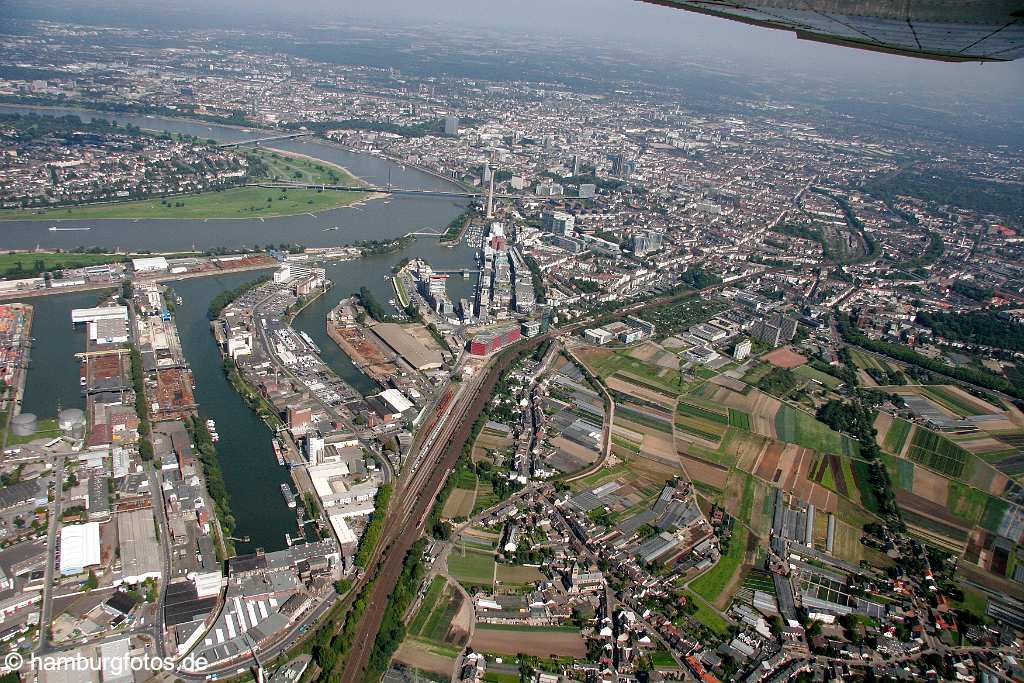 id107828 Düsseldorf am Rhein aus der Vogelperspektive | Duesseldorf from a bird's eye view , aerial photography, aerial picture, aerial pictures, air photo, air photos, bird's eye view, Düsseldorf, Duesseldorf, Germany, Luftbild, Luftbilder, Nordrhein-Westfahlen, Rhein, Vogelperspektive