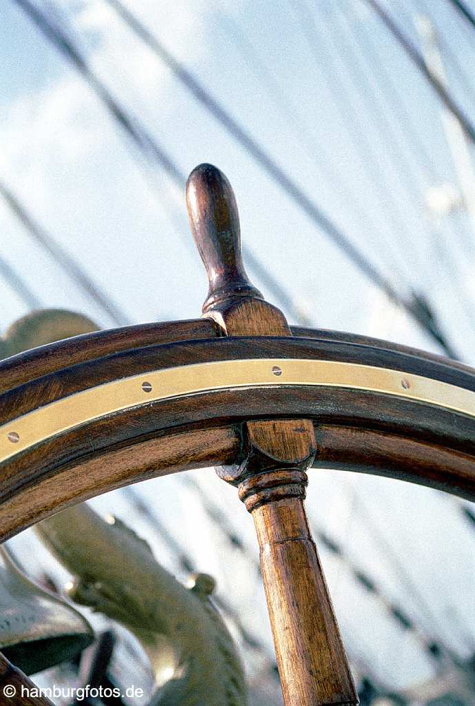 id10440 Schiffssteuerrad auf Windjammer