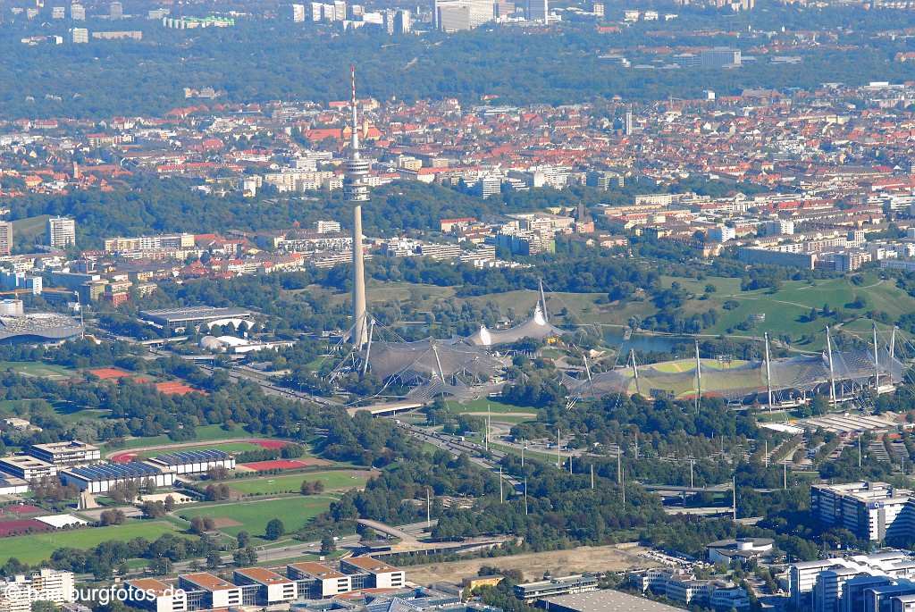 id107157 München an der Isar aus der Vogelperspektive | Munich from a bird's eye view , aerial photography, aerial picture, aerial pictures, air photo, air photos, Bayern, bird's eye view, Germany, Isar, Landeshauptstadt, Luftbild, Luftbilder, München, Munich, Vogelperspektive