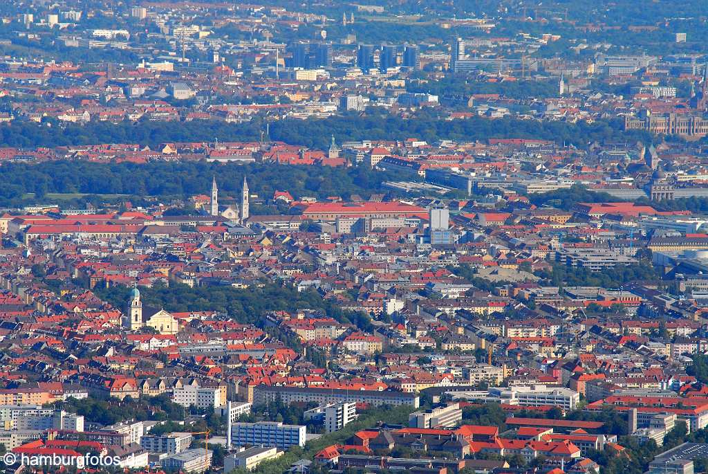 id107165 München an der Isar aus der Vogelperspektive | Munich from a bird's eye view , aerial photography, aerial picture, aerial pictures, air photo, air photos, Bayern, bird's eye view, Germany, Isar, Landeshauptstadt, Luftbild, Luftbilder, München, Munich, Vogelperspektive