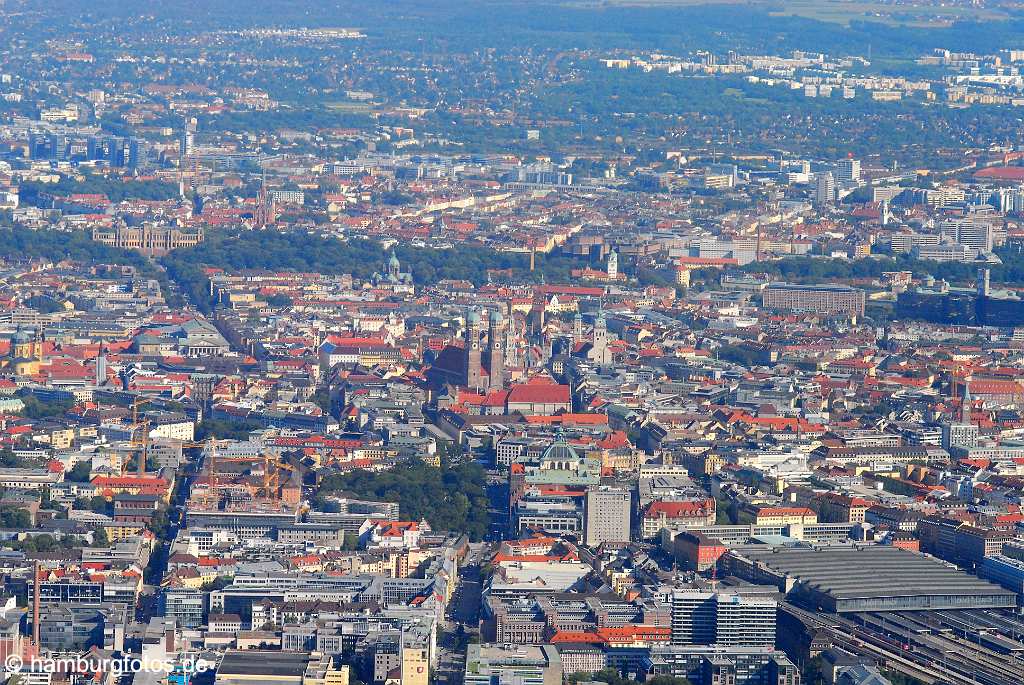 id107174 München an der Isar aus der Vogelperspektive | Munich from a bird's eye view , aerial photography, aerial picture, aerial pictures, air photo, air photos, Bayern, bird's eye view, Germany, Isar, Landeshauptstadt, Luftbild, Luftbilder, München, Munich, Vogelperspektive