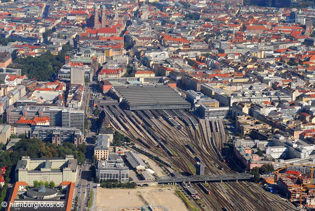 id107182 München an der Isar aus der Vogelperspektive | Munich from a bird's eye view , aerial photography, aerial picture, aerial pictures, air photo, air photos, Bayern, bird's eye view, Germany, Isar, Landeshauptstadt, Luftbild, Luftbilder, München, Munich, Vogelperspektive