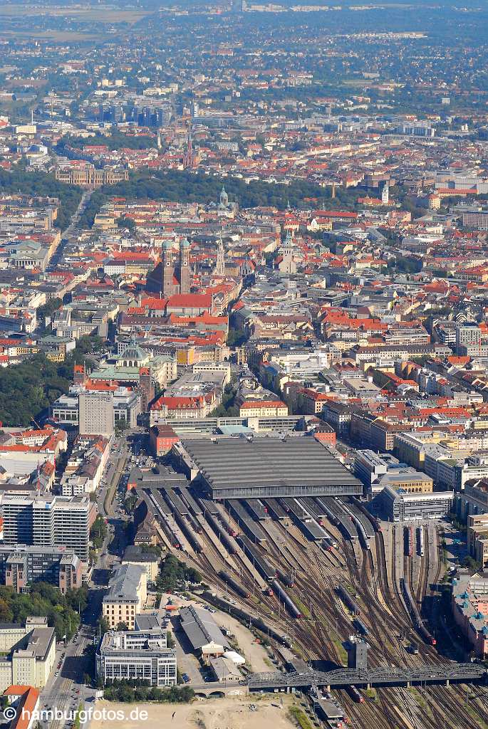 id107183 München an der Isar aus der Vogelperspektive | Munich from a bird's eye view , aerial photography, aerial picture, aerial pictures, air photo, air photos, Bayern, bird's eye view, Germany, Isar, Landeshauptstadt, Luftbild, Luftbilder, München, Munich, Vogelperspektive