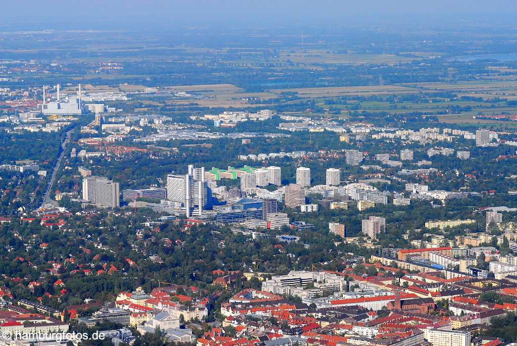 id107207 München an der Isar aus der Vogelperspektive | Munich from a bird's eye view , aerial photography, aerial picture, aerial pictures, air photo, air photos, Bayern, bird's eye view, Germany, Isar, Landeshauptstadt, Luftbild, Luftbilder, München, Munich, Vogelperspektive