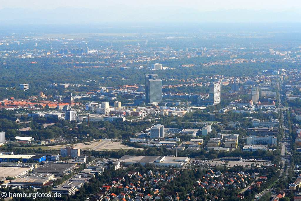 id107242 München an der Isar aus der Vogelperspektive | Munich from a bird's eye view , aerial photography, aerial picture, aerial pictures, air photo, air photos, Bayern, bird's eye view, Germany, Isar, Landeshauptstadt, Luftbild, Luftbilder, München, Munich, Vogelperspektive