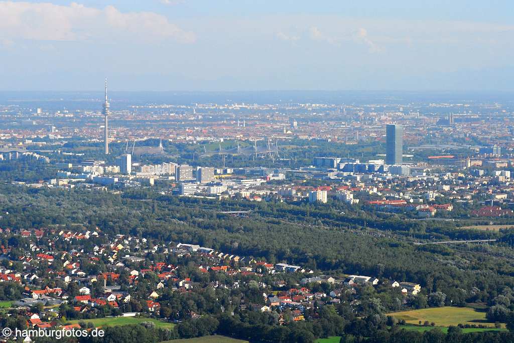 id107246 München an der Isar aus der Vogelperspektive | Munich from a bird's eye view , aerial photography, aerial picture, aerial pictures, air photo, air photos, Bayern, bird's eye view, Germany, Isar, Landeshauptstadt, Luftbild, Luftbilder, München, Munich, Vogelperspektive