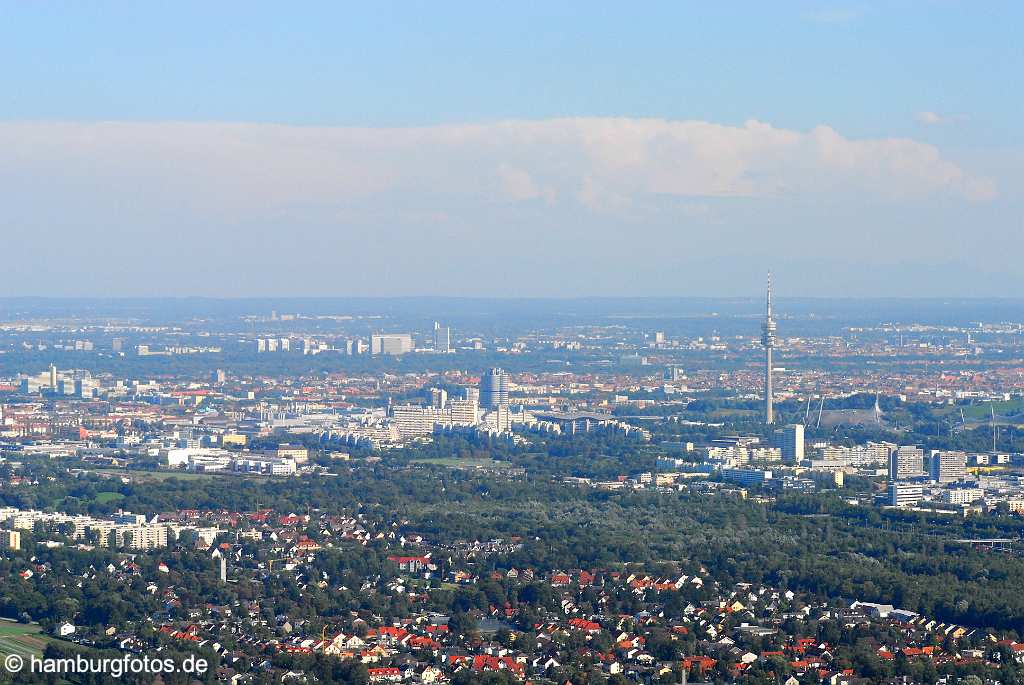 id107247 München an der Isar aus der Vogelperspektive | Munich from a bird's eye view , aerial photography, aerial picture, aerial pictures, air photo, air photos, Bayern, bird's eye view, Germany, Isar, Landeshauptstadt, Luftbild, Luftbilder, München, Munich, Vogelperspektive