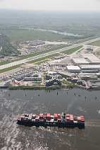 id106506 Luftbild, Luftbilder, aerial photography Hamburg | Airbusgelände mit Containerschiff, Vessel auf der Elbe, Start-, Landebahn