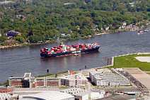 id106520 Luftbild, Luftbilder, aerial photography Hamburg | Airbusgelände mit Containerschiff, Vessel auf der Elbe vor Start-, Landebahn