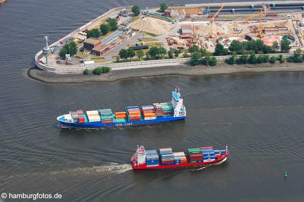 id103089 Luftbild Hamburg | 2 Containerschiffe auf der Elbe - kommt - geht