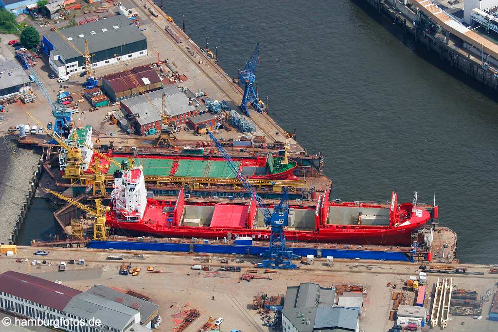 id103091 Luftbild Hamburg | Schiffwerft, 2 Containerschiffe, Laderaum, Krane