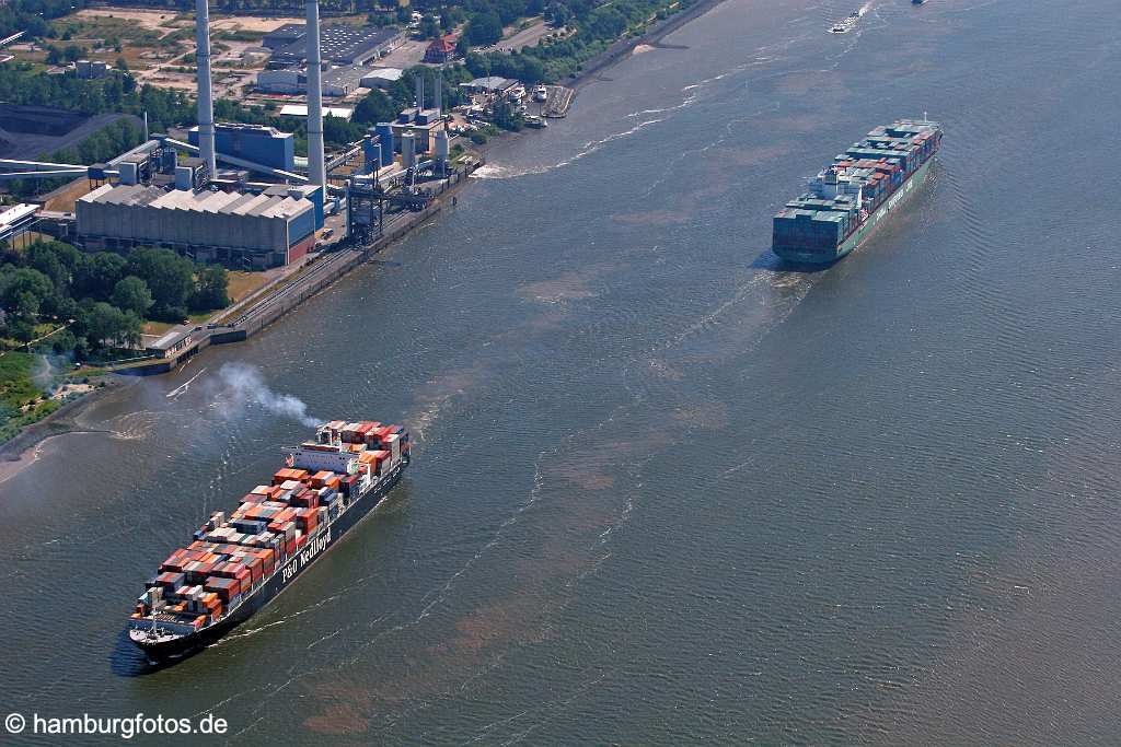 id103277 Luftbild Hamburg | 2 Containerschiffe P&O Nedlloyd, China Shipping