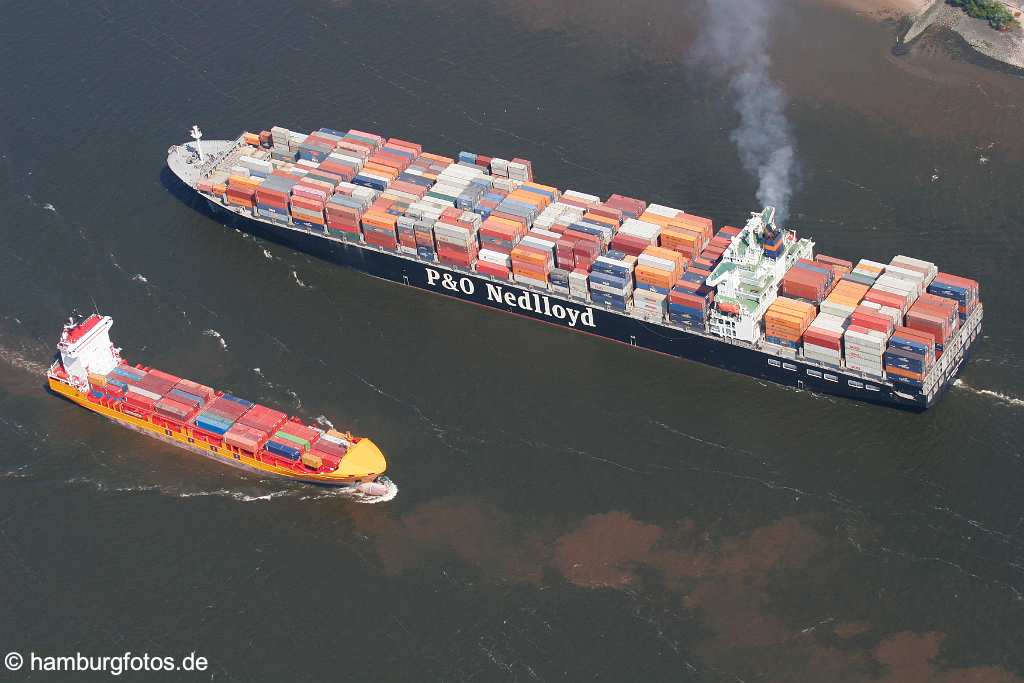 id103279 Luftbild Hamburg | kleines und grosses Container-Schiff, P&O Nedllord