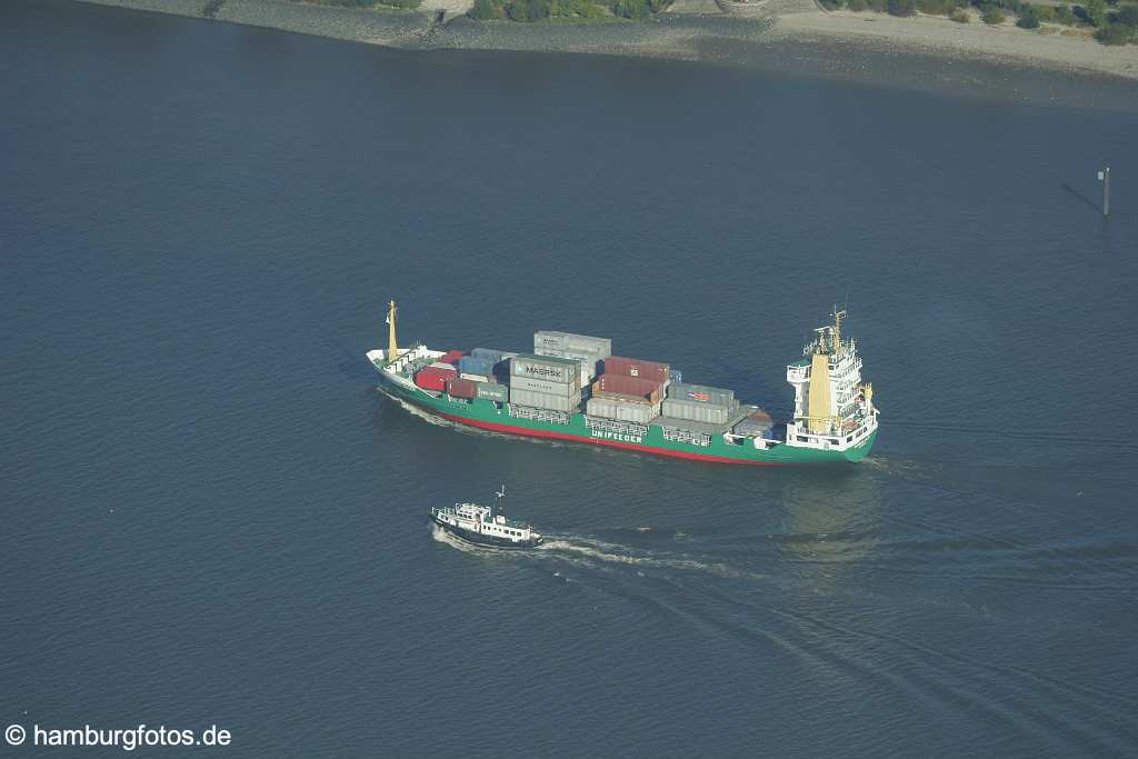 id104233 Containerschiff und Zollboot