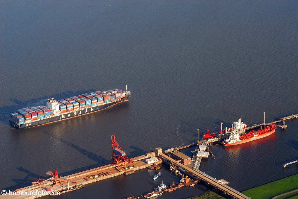 id109167 Containerschiff auf der Elbe bei Hamburg, Hanjin