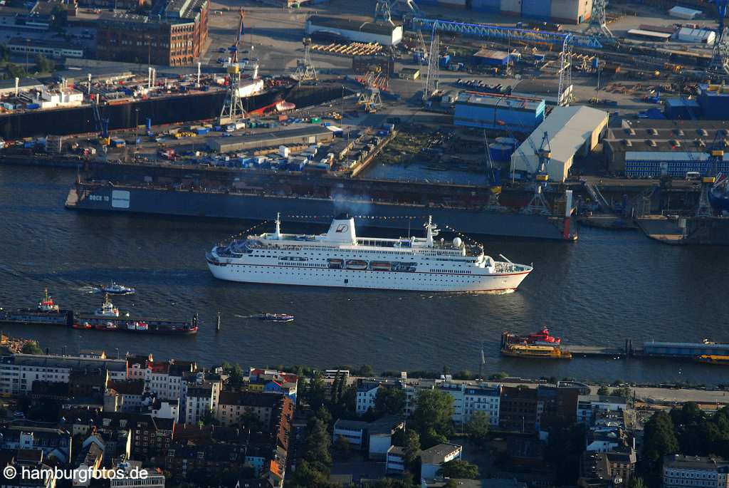 id109227 Kreuzsfahrtschiff MS Deutschland Höhe Hamburg St. Pauli