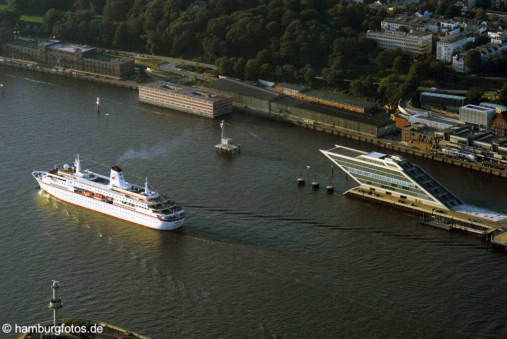 id109277 Kreuzfahrtschiff MS Deutschland beim Auslauf in Hamburg, Architektur, Bürohaus Dockland