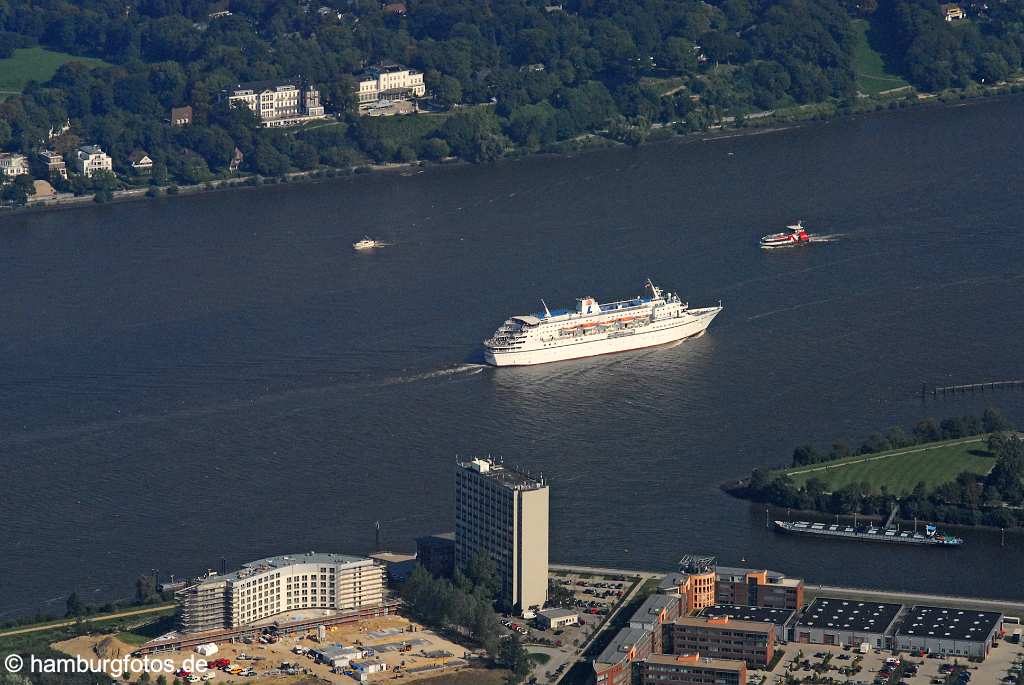 id109573 Kreuzfahrtschiff vor Finkenwerder