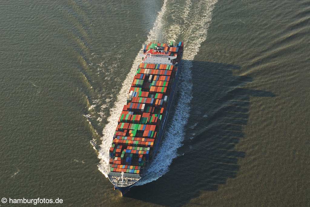 id109578 Containerschiff im Fahrwasser