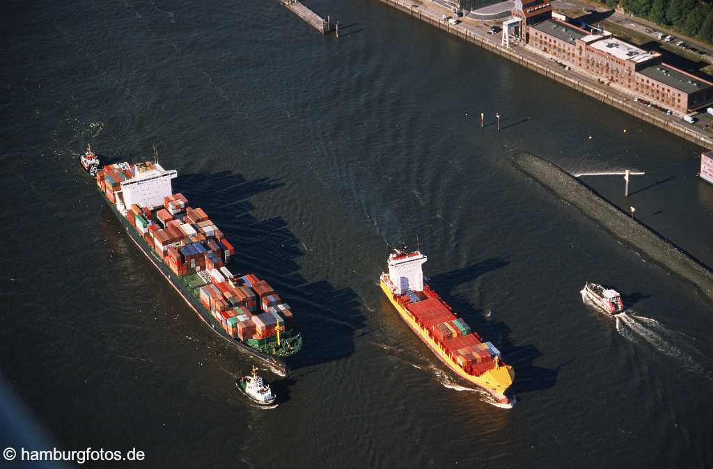 id109583 Luftbild Hamburg | Containerschiffe beim einlaufen in den Hamburger Hafen