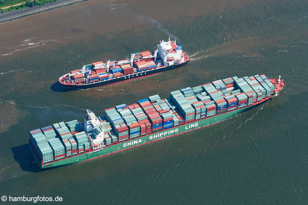 id203281 Luftbild Hamburg | 2 Containerschiffe auf der Elbe, China Shipping Line