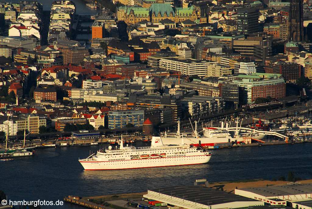 id209201 Kreuzfahrtschiff MS Deutschland vor der Skyline von Hamburg