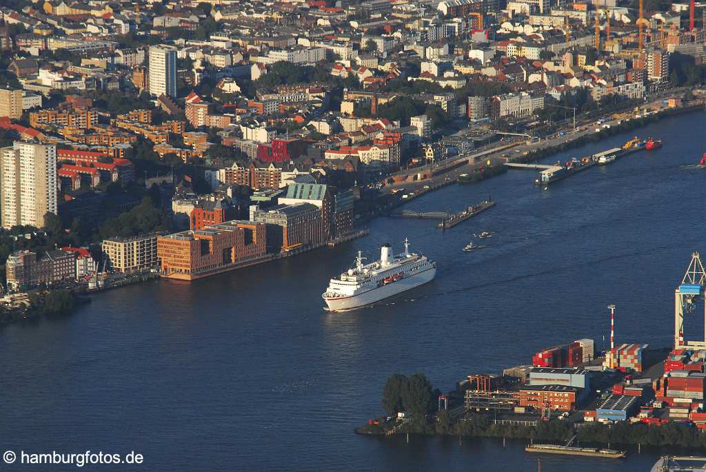 id209243 Kreuzfahrtschiff MS Deutschland vor der Skyline von Hamburg