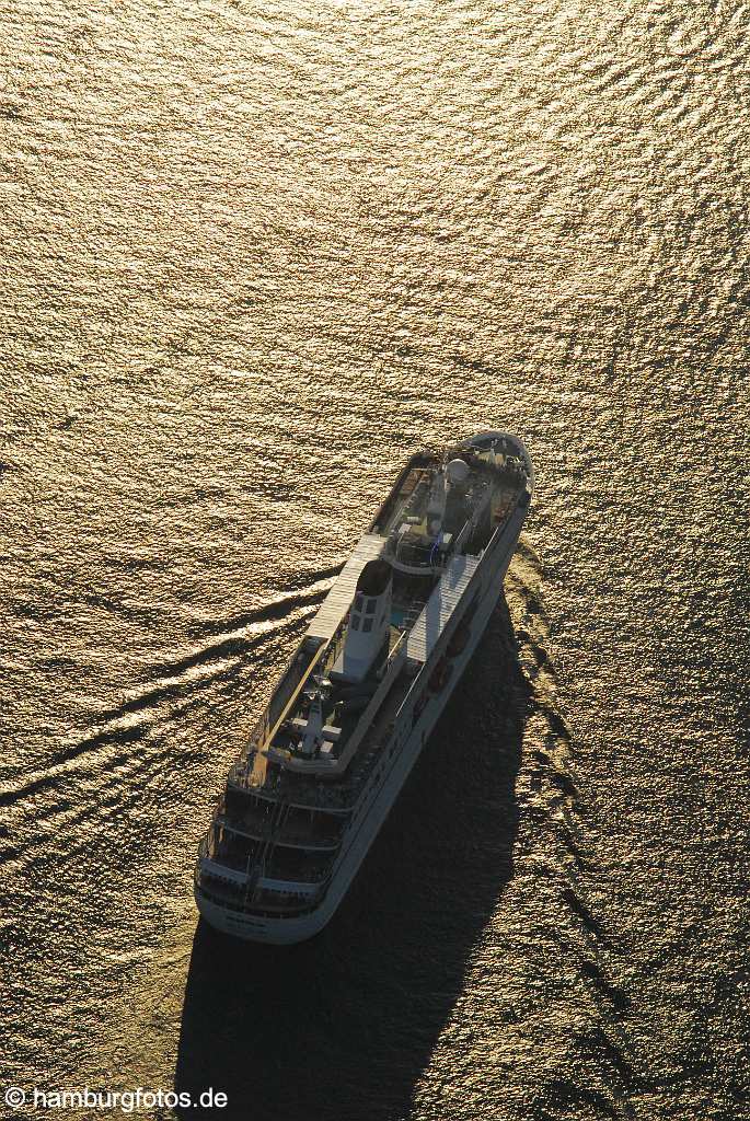 id209284 Kreuzfahrtschiff MS Deutschland in der Abendsonne