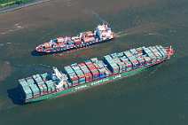 fsy_3281 Luftbild Hamburg | 2 Containerschiffe auf der Elbe, China Shipping Line