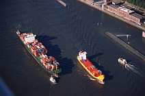 luft171 Luftbild Hamburg | Containerschiffe beim einlaufen in den Hamburger Hafen