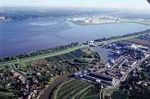 id103944 Luftbild Hamburg | Finkenwerder, Airbus oben rechts, M�hlenberger Loch, vorne Cranz und Sitas Werft, Este