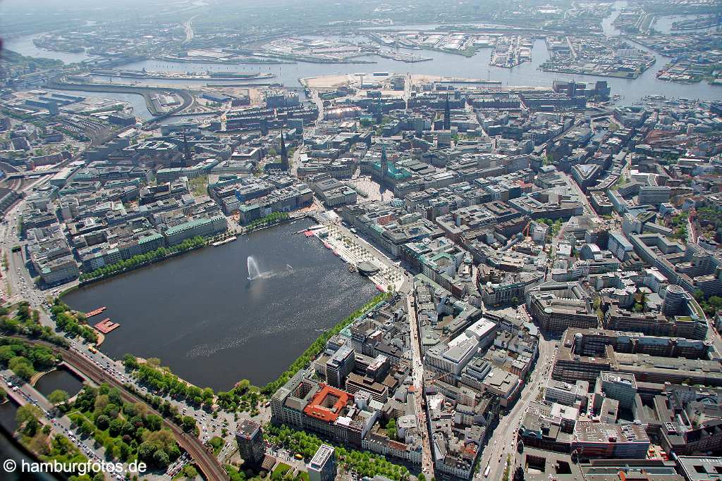 id106418 Luftbild, Luftbilder, aerial photography Hamburg | Hamburger Innenstadt, Binnenalster bis zum Hamburger Hafen, Norderelbe sowie der neu gestaltete Jungfernstieg mit dem Alsterhaus, Mai 2006