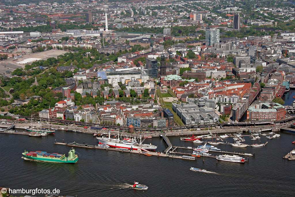 id106395 Luftbild, Luftbilder, aerial photography Hamburg | Hamburg-Neustadt, Baumwall, Elbe, Cap san Diego, Containerschiff läuft aus