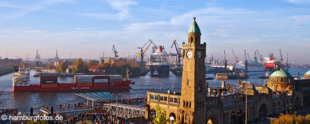 id104517 Hamburg | Kreuzfahrtschiff Queen Mary 2 beim eindocken bei Blohm+Voss, Trockendock Elbe 17, Landungsbrücken, Schiffsverkehr auf der Elbe