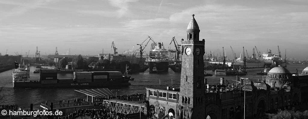 id104517 Hamburg | Kreuzfahrtschiff Queen Mary 2 beim eindocken bei Blohm+Voss, Trockendock Elbe 17, Landungsbrücken, Schiffsverkehr auf der Elbe