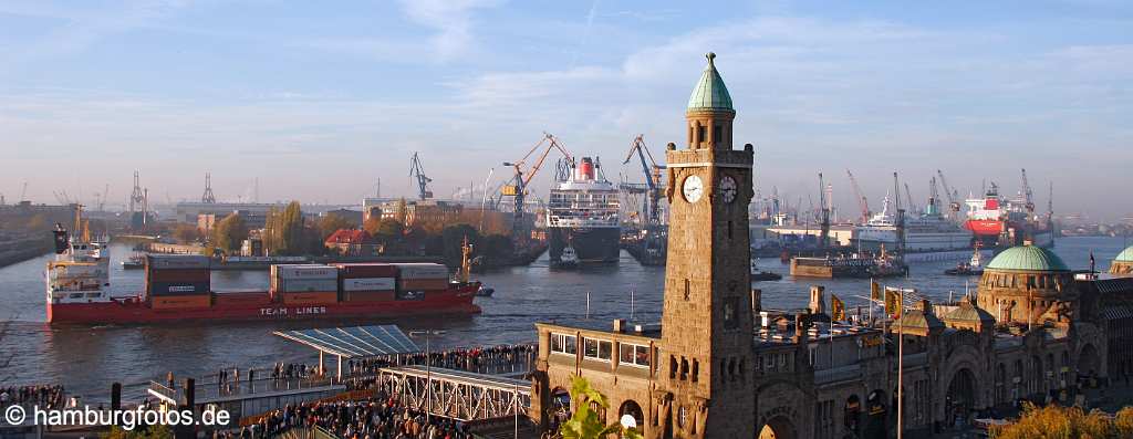 id104517 Hamburg | Kreuzfahrtschiff Queen Mary 2 beim eindocken bei Blohm+Voss, Trockendock Elbe 17, Landungsbrücken, Schiffsverkehr auf der Elbe