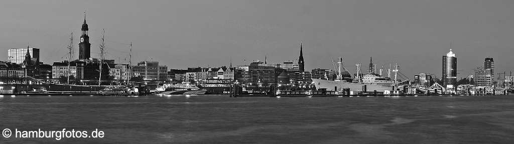 skyline_hamburg_P028 Panoramabild Hamburg - Landungsbruecken, Kehrwiederspitze, schwarzweiss