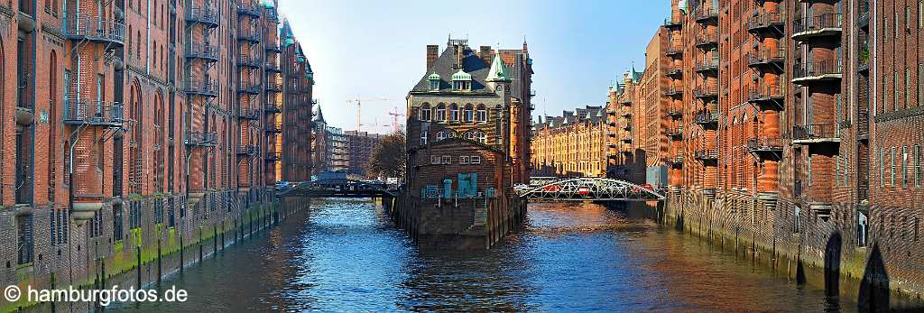 skyline_hamburg_P034 Panoramabild Hamburg - Hafencity 03/2009, Wasserschloesschen, Speicherstadt